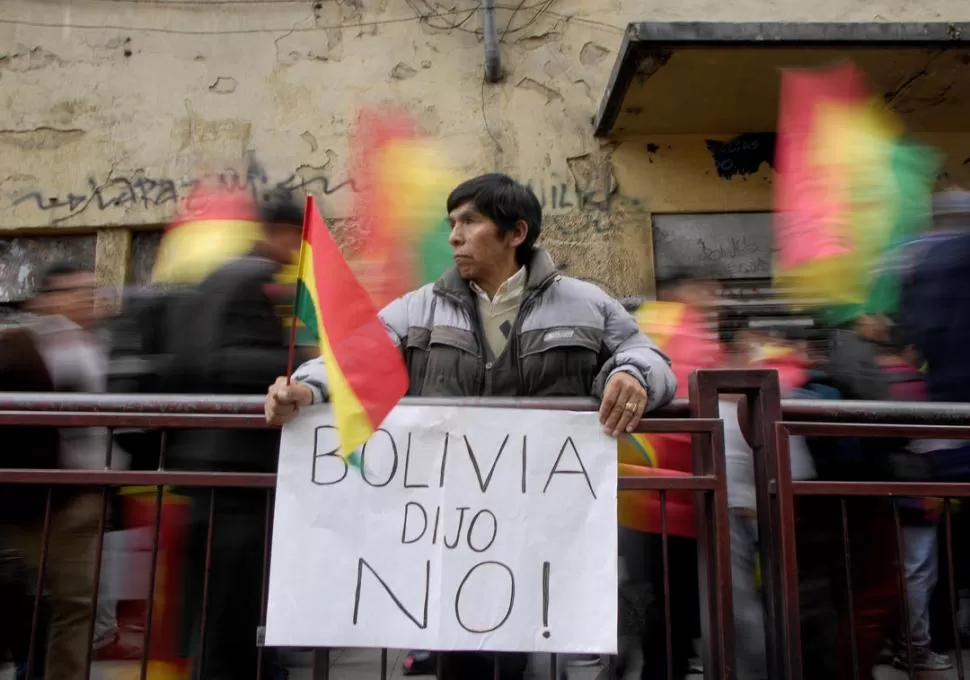OPOSITOR A EVO. Un boliviano expresa su rechazo y recuerda el referéndum que fue adverso al Gobierno. reuters 