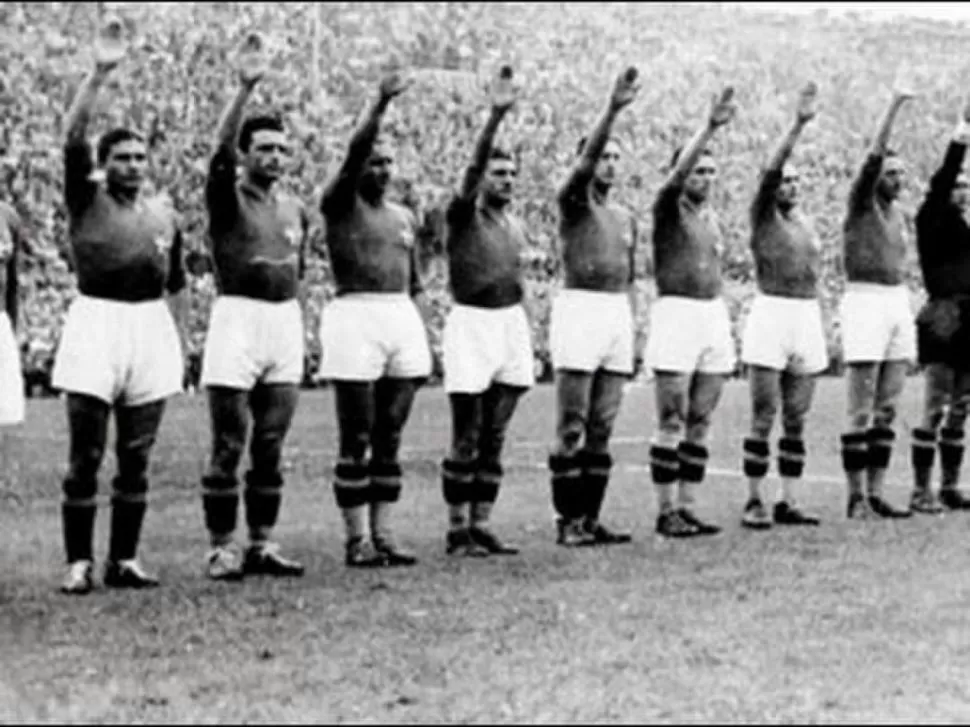 PROVOCACIÓN. En cuartos de final, ante Francia, Italia homenajeó a los “camisas negras” de Mussolini, e hizo el tradicional saludo fascista.  