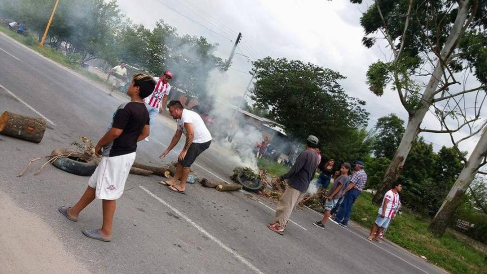 INDIGNADOS. Los vecinos de Los Sarmiento cortaron las ruta 331. gentileza pablo sosa 