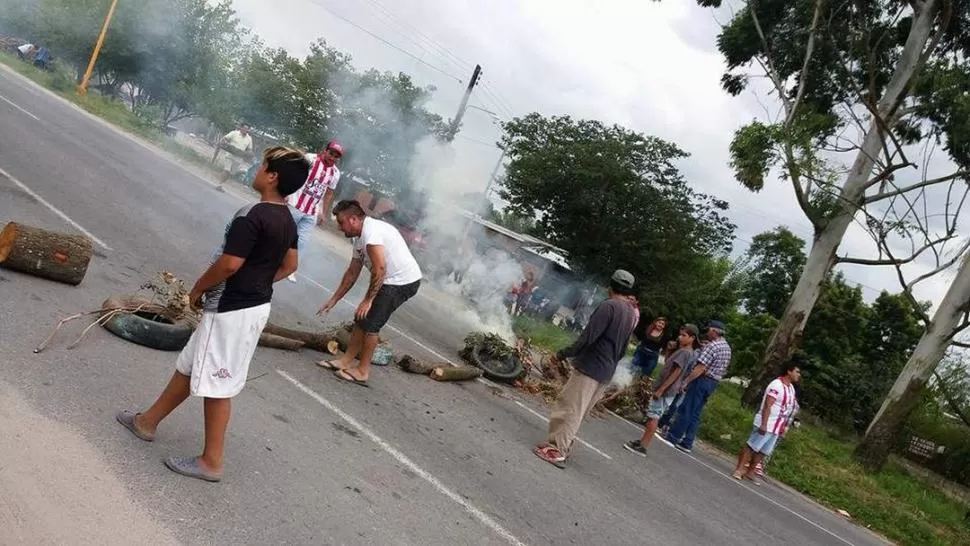 INDIGNADOS. Los vecinos de Los Sarmiento cortaron ayer la ruta 331. Gentileza Pablo Sosa