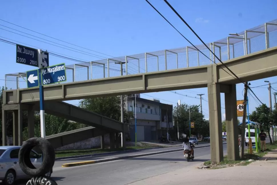 TERMINADO. La pasarela del puente cuenta con una malla metálica de seguridad en forma de jaula, con el objetivo de evitar caídas. municipalidad  de san miguel de tucumán