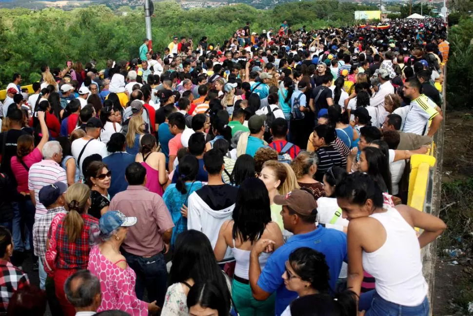 EN BUSCA DE UNA OPORTUNIDAD. Miles de venezolanos huyen de su país diariamente ante la crisis. REUTERS (archivo)