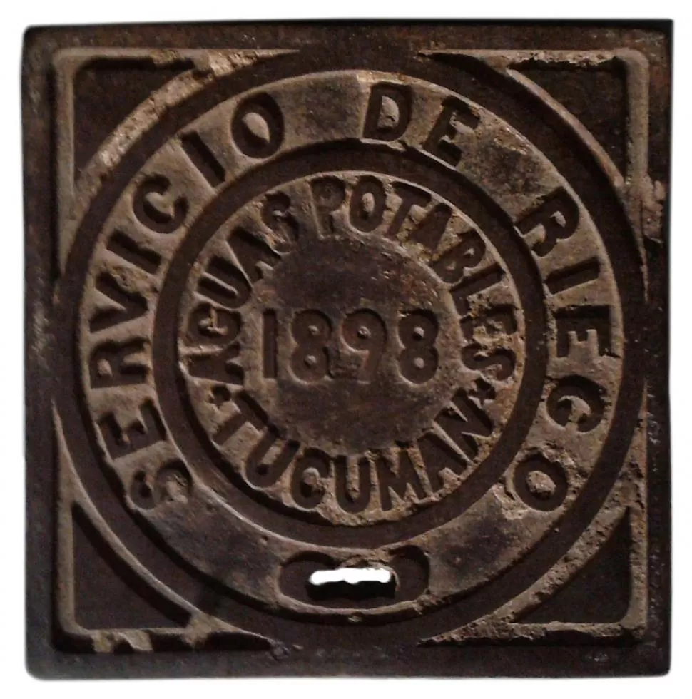 TAPA METÁLICA DE 1898. Una de las piezas colocadas en las calles, cuando se inició el servicio de aguas potables. 