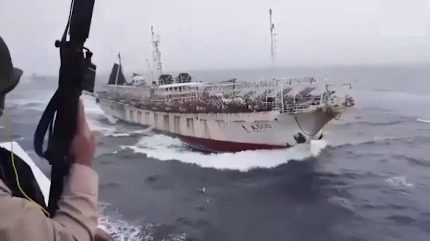 Prefectura y su persecucióa a un buque de China que pescaba ilegalmente en aguas argentinas