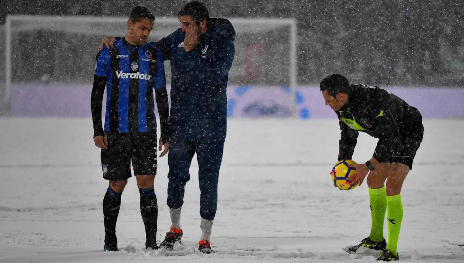 LA PELOTA NO REBOTA. El duelo entre Juventus y Atalanta tuvo que ser cancelado por la intensa nieve en Turín. (MARCA)