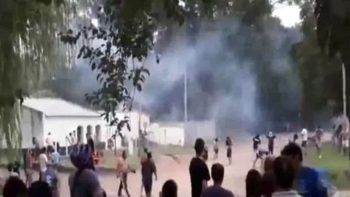 Los vecinos prendieron fuego un auto y atacaron la vivienda en donde la policía descubrió el cuerpo de la niña. FOTO TOMADA DE CLARÍN.COM