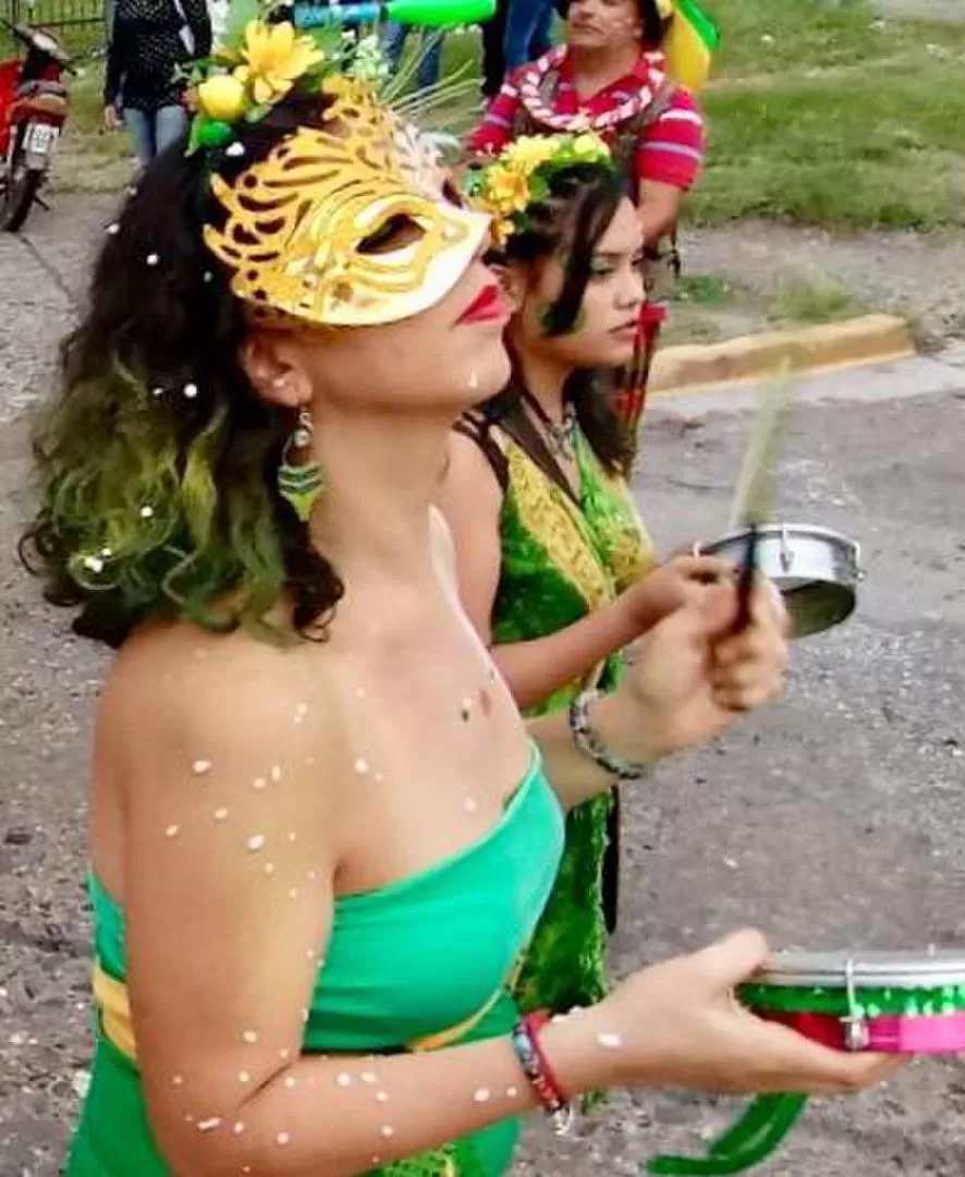 BATUCADA. La mexicana Leticia Moyers disfruta el carnaval. 