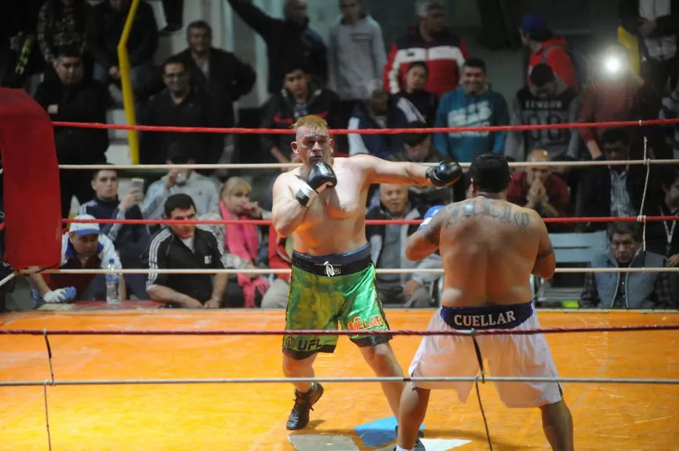 AL FRENTE. El ‘Bombardero’ le ganaba por la vía rápida al boliviano Julio Cuellar el 11 de agosto de 2016. Villa Luján disfrutaba de uno de sus últimos KO.