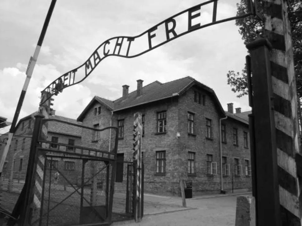 TODA UNA DEFINICIÓN. Según Agamben, en los campos de concentración emerge el principio del totalitarismo de que “todo es posible”. 