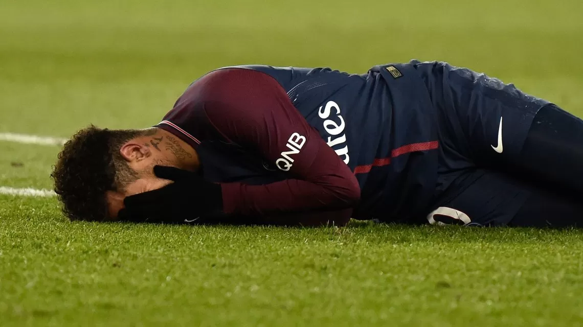 Neymar y su llanto luego de la acción que lo obligó a retirarse del partido. (minutouno.com)