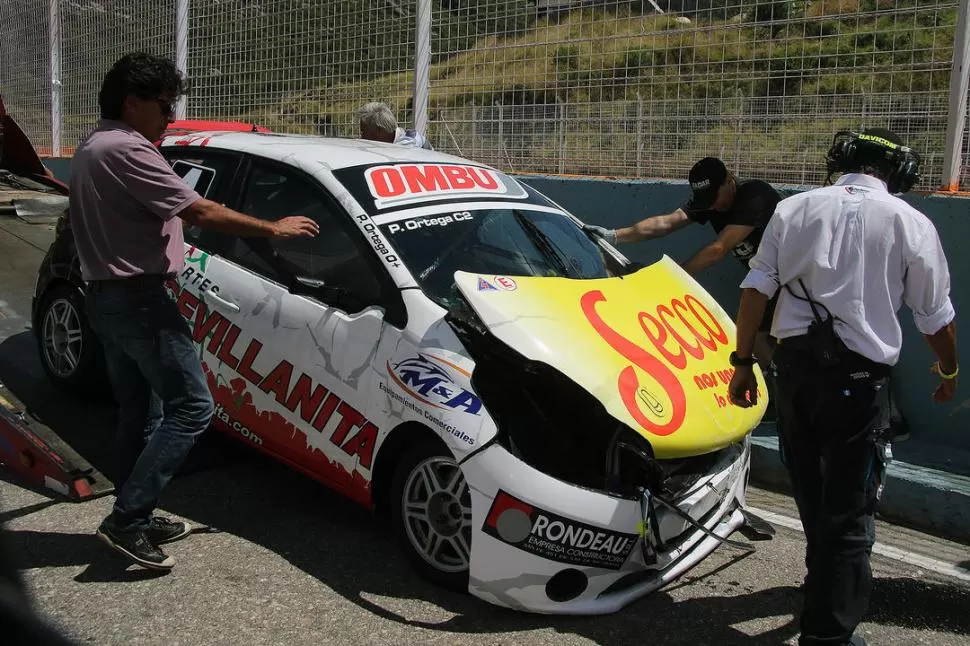 DAÑOS. El auto de Ortega requerirá mucho trabajo después del choque. foto de dario gallardo