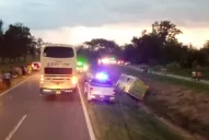 Video: un colectivo se accidentó en la banquina de la Ruta 9 cerca de Romera Pozo