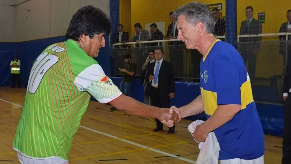 Evo Morales y Mauricio Macri. jugaron un partido de fútbol reducido horas antes de asumir la Presidencia. El encuentro se desarrolló en las instalaciones de Boca Juniors, el club que presidió Macri antes de lanzarse a la política. (Clarín)