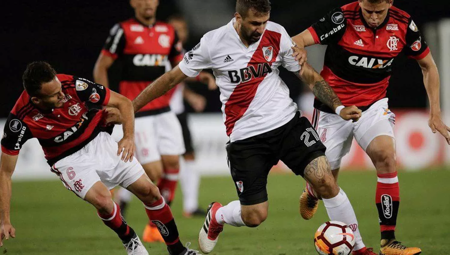 COLABORÓ. Aunque no marcó, Pratto hizo el trabajo sucio en el ataque de River durante el 2-2 con Flamengo. (CONMEBOL.COM)
