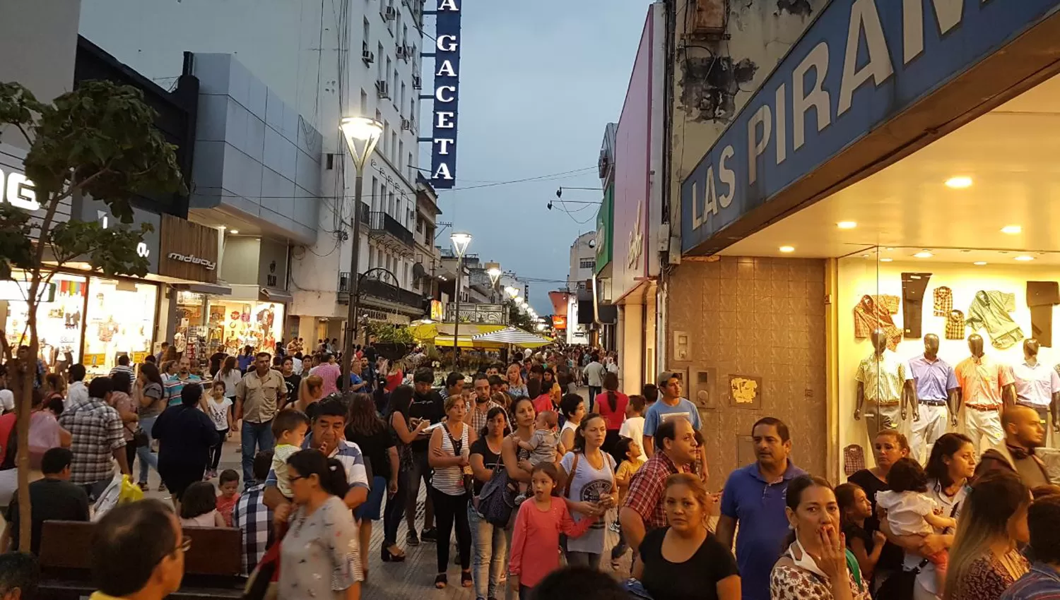 La peatonal de calle Mendoza se llenó de gente que quería comprar artículos escolares para mañana. LA GACETA / SANTIAGO HERNÁNDEZ