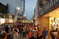 Compras de último momento: el microcentro se colmó de gente tras confirmarse que mañana inician las clases