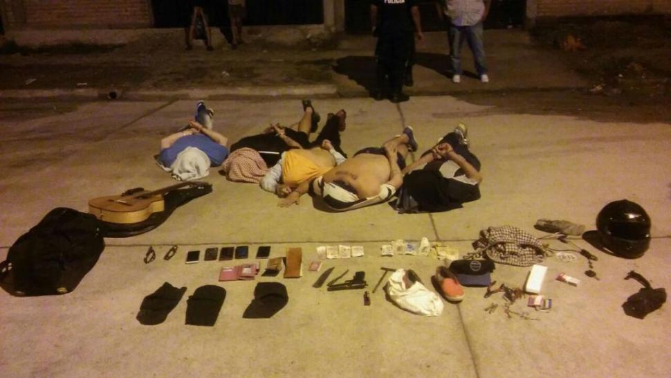 CAPTURADOS. La banda fue detenida con armas de fuego, dinero y celulares.  