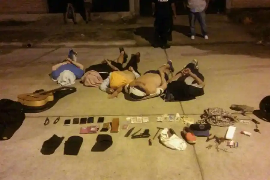CAPTURADOS. La banda fue detenida con armas de fuego, dinero y celulares.  