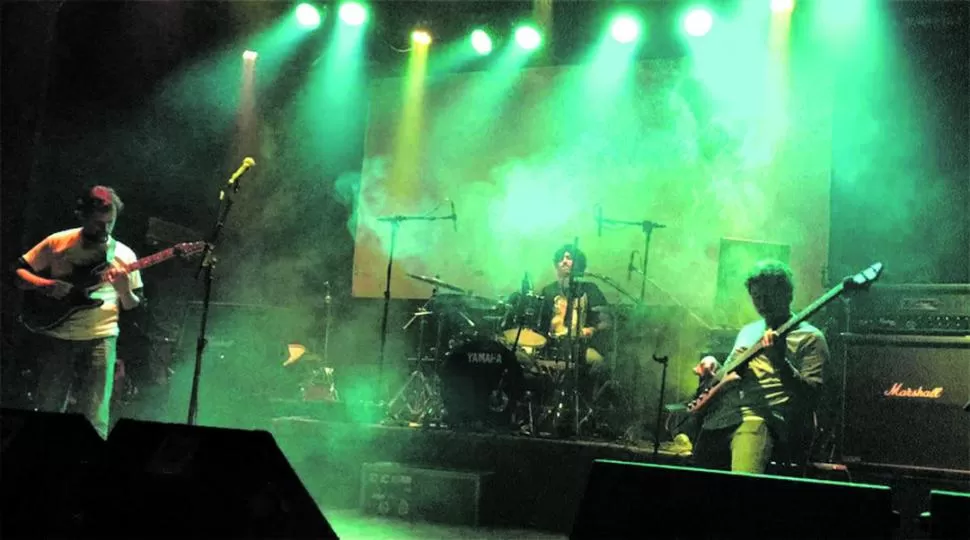 EN EL ESCENARIO. El grupo rockero debutó en el año 2015 en el Nesta.  FOTO SYDERALUS.-