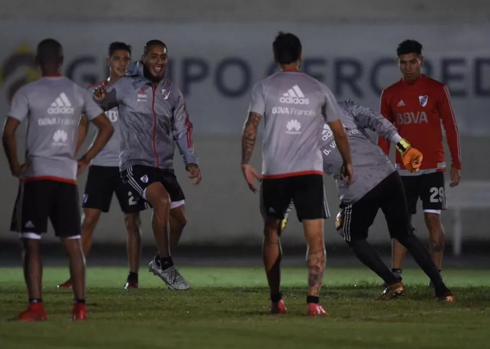 REFERENTE. Jonatan Maidana (2) cree que contra Flamengo es un muy buen momento para comenzar a levantar el nivel. twitter @CARPoficial