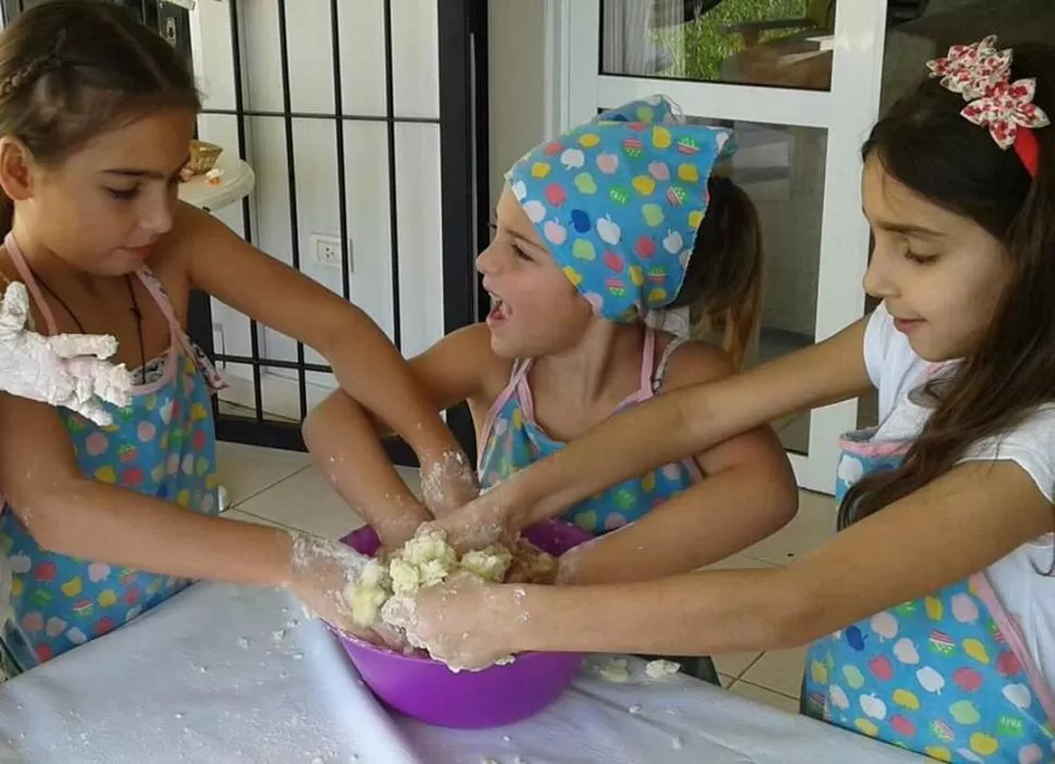 NO SÓLO ES APRENDIZAJE . Los talleres son espacios de creación, diversión, risas y socialización entre los chicos.  Foto de Mariana Allievi - Taller Cocineritas.- 