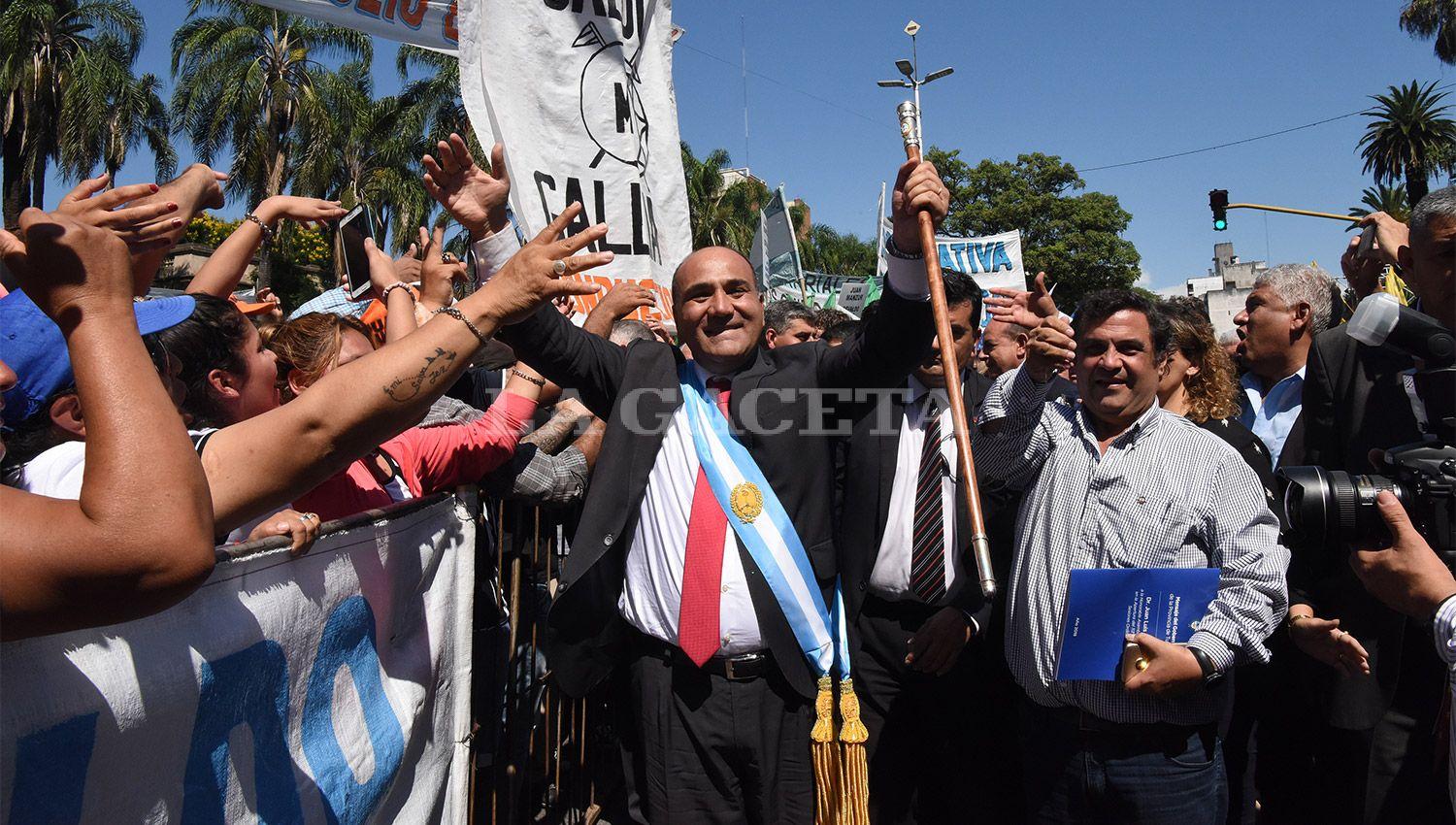 A PIE. Manzur caminó por la avenida Sarmiento hasta la Legislatura; saludó a militantes a su paso y se mostró sonriente. LA GACETA / FOTO DE ANALÍA JARAMILLO