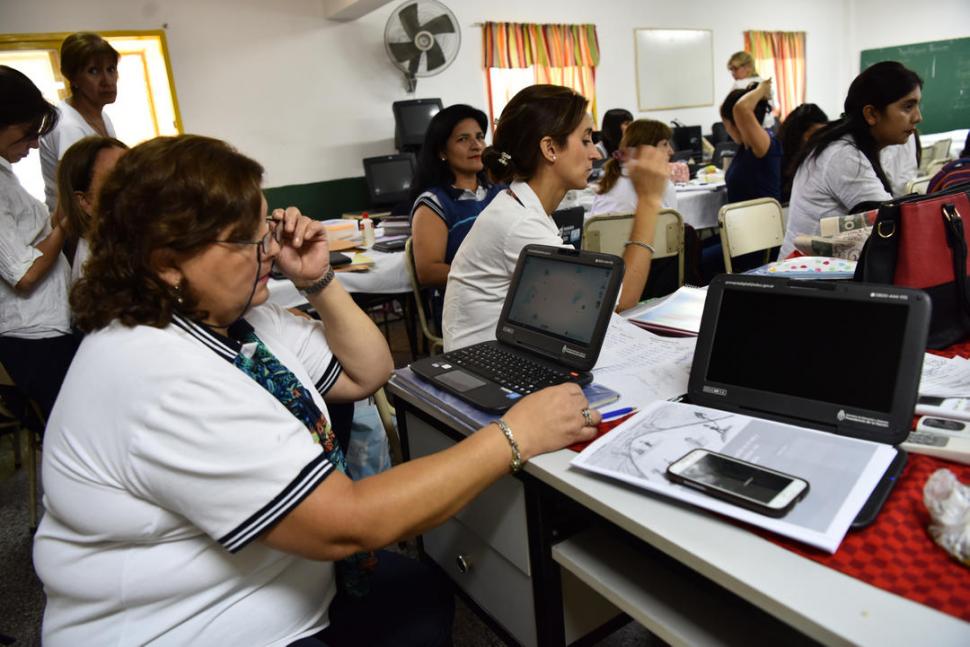 FORMACIÓN. Maestros de la escuela Lizondo Borda se capacitan en aula digital. 
