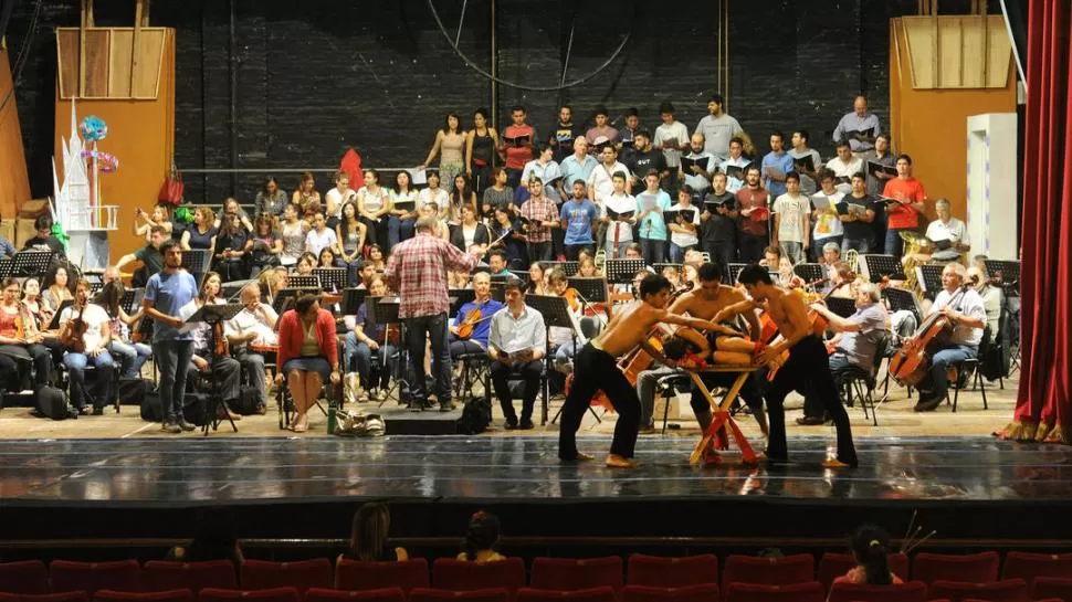 TODOS JUNTOS. Coros, orquesta, solistas y ballet, en pleno ensayo. LA GACETA / FOTO DE ANTONIO FERRONI (ARCHIVO). 
