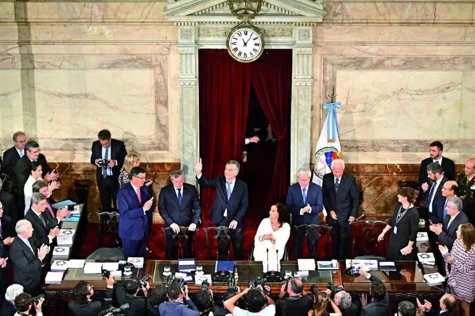 EN EL HEMICICLO. Mauricio Macri ingresa a la Asamblea en compañía de las autoridades del Congreso: Gabriela Michetti, Emilio Monzó y Federico Pinedo. télam