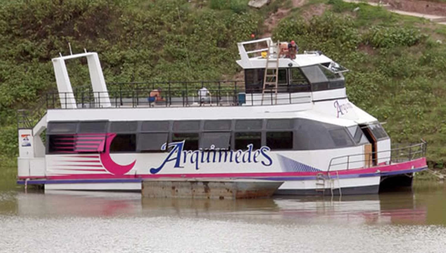 MODELO 2000. “Arquímedes”, el catamarán que funciona en El Cadillal podría ser trasladado a Villa Carlos Paz tras los casos de inseguridad que sufrió su dueño. ARCHIVO