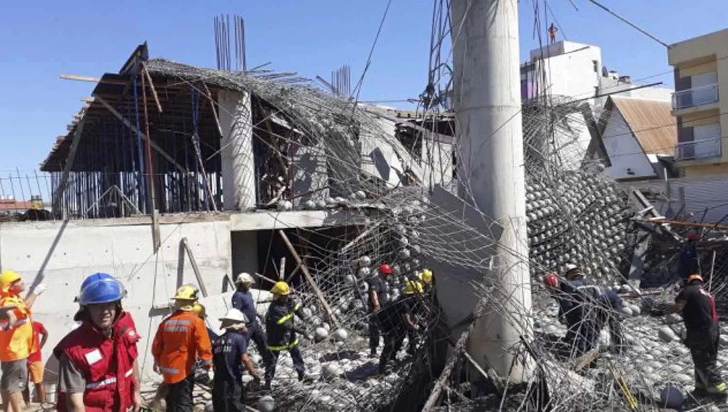 Seis muertos y seis sobrevivientes tras el derrumbe de una obra en construcción en Santa Teresita. FOTO TOMADA DE LACAPITAL.COM.AR