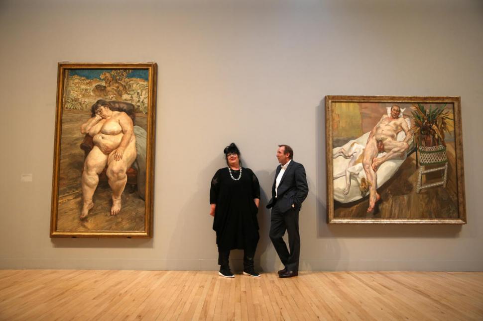 MUESTRA. Sue Tilley, modelo de Lucian Freud, junto al ex asistente del pintor, David Dawson, en medio de dos de las obras de Freud. Reuters