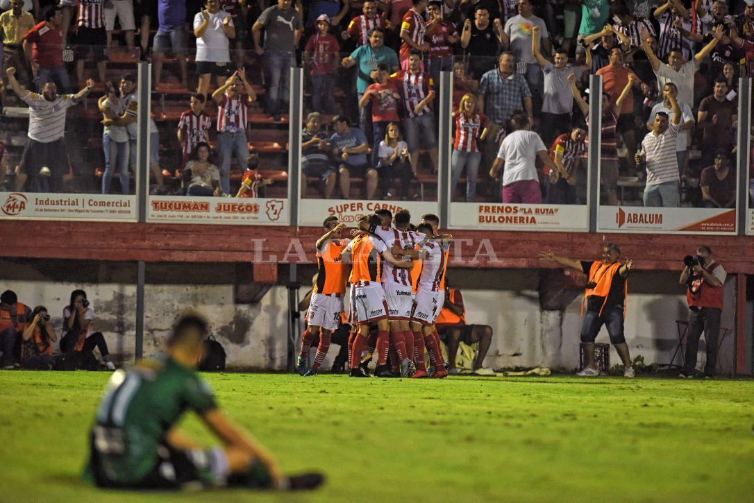 El festejo del gol que abrió el partido para San Martín. LA GACETA/FOTO DE DIEGO ARÁOZ