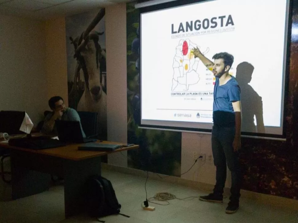 INFORME. José Luque (izquierda) sigue con atención las explicaciones de Héctor Medina, coordinador del Programa Nacional contra Langostas y Tucuras. 