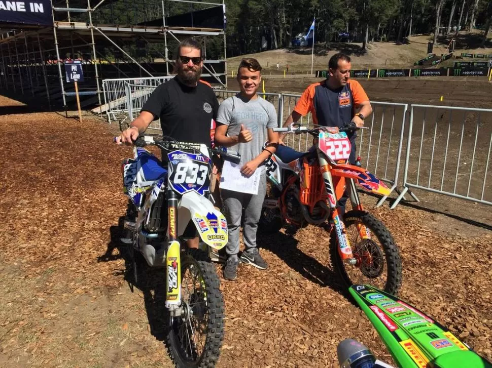 EN LA ESPERA. Toro en la fila para las verificaciones de su moto la 833, junto a su mecánico. A la par, con el 222, la moto del campeón mundial, “Toni” Cairoli. Gentileza foto de Julio Mehzer