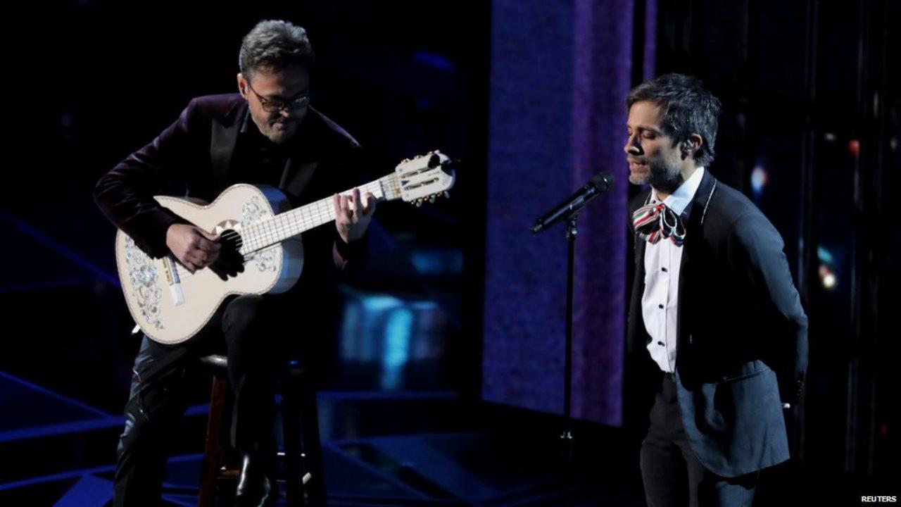 Video: Gael García Bernal cantó a capella en los Oscars y estallaron las burlas en las redes sociales
