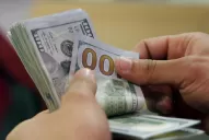 La suba del dólar abatió una pauta oficial