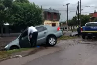 Dos autos fueron arrastrados por el agua en uno de los accesos a San Cayetano