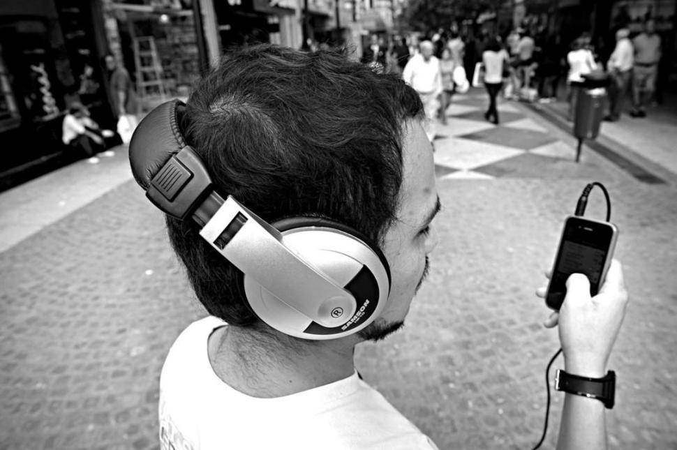 AURICULARES. Escuchar música a máximo volumen afecta los oídos.  la gaceta/ foto de franco vera