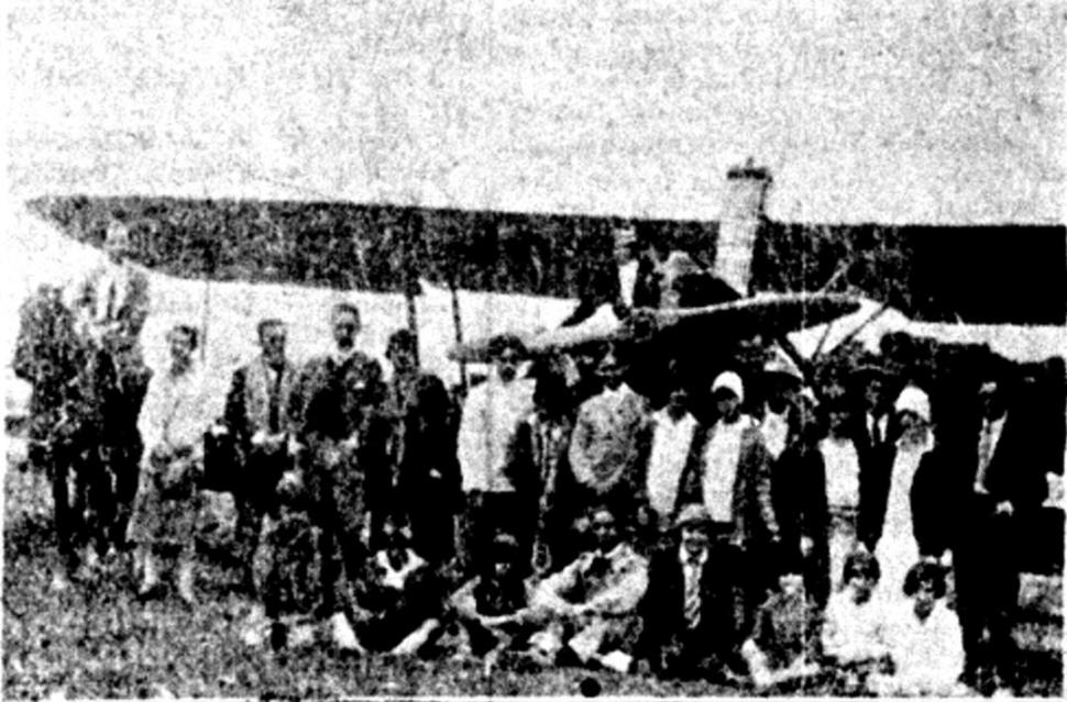 ATRACCIÓN. El Curtiss del Aero Club fue la atracción para los jóvenes que pasaban sus días en la villa por entonces.
