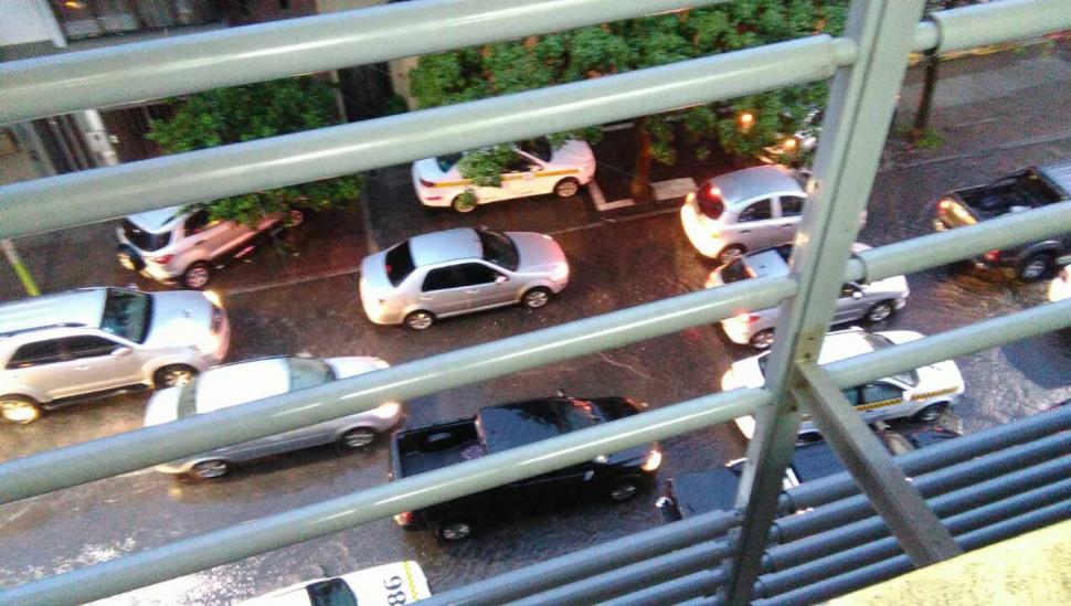 La tormenta anegó las calles del microcentro en minutos