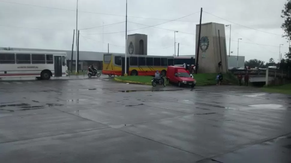 Vecinos afectados por la tormenta en Banda del Río Salí cortaron el tránsito en el puente Lucas Córdoba