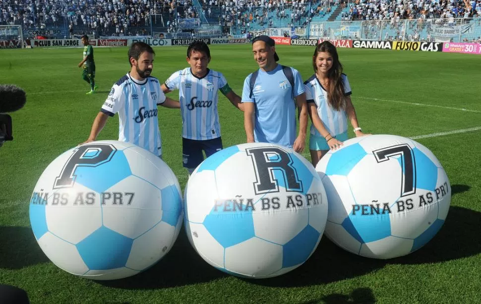 SALUDO PORTEÑO. La peña Buenos Aires PR7 aportó al festejo: mostró pelotas, con el apodo y la cifra.