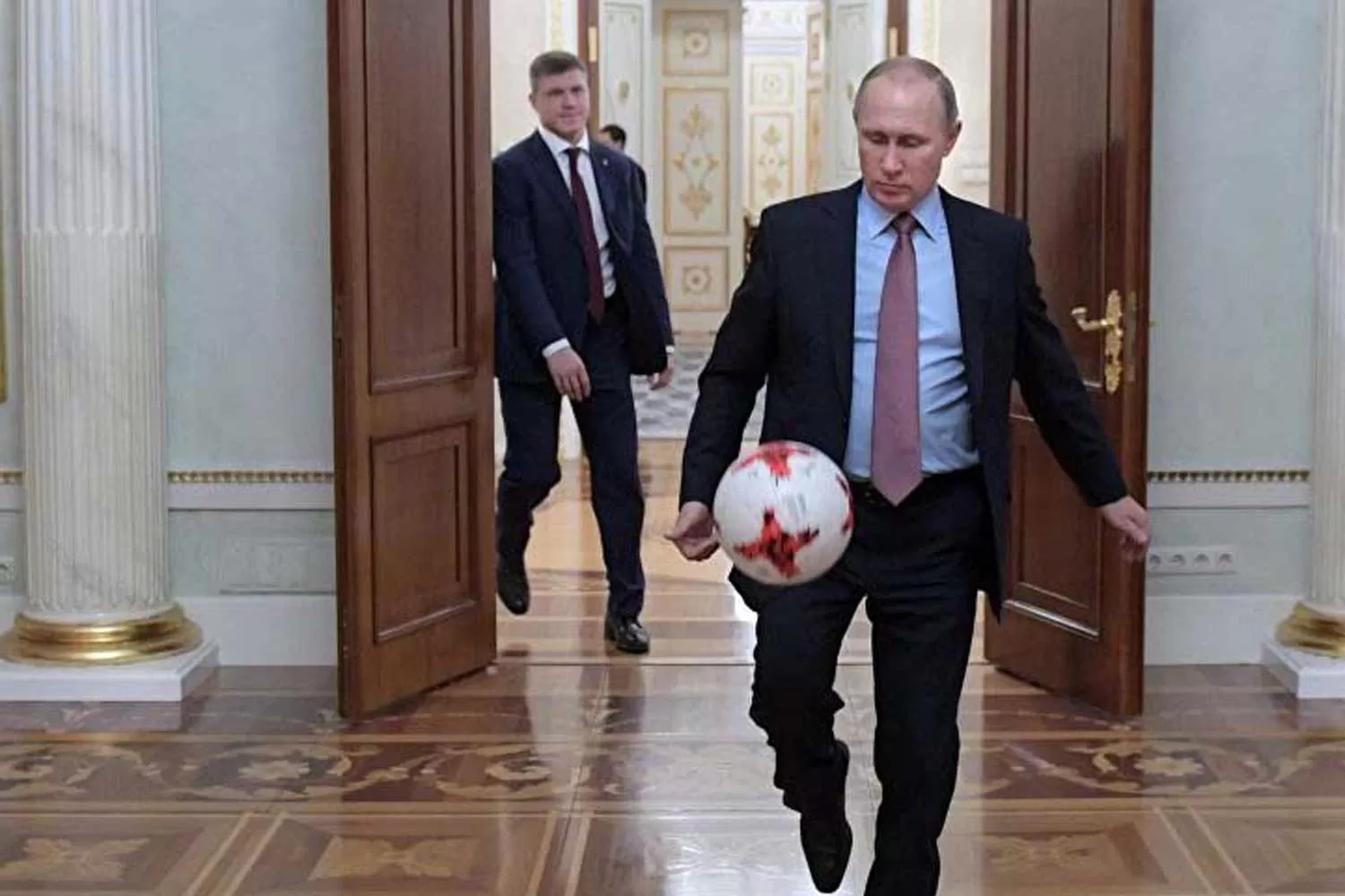 FANÁTICO. El presidente ruso Vladimir Putin hizo jueguitos con la pelota para promocionar el Mundial que arranca el 14 de junio en su país. (EL CIUDADANO)