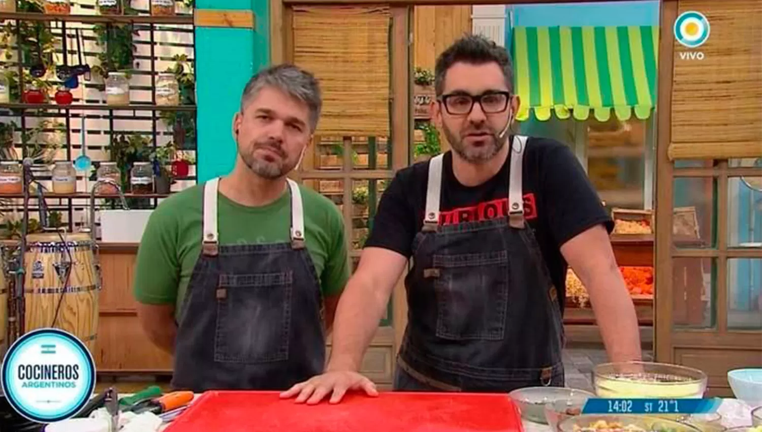Juan Braceli y Juanito Ferrari, integrantes del programa Cocineros Argentinos acercaron sus disculpas al público tras la polémica. FOTO TOMADA DE ELTRIBUNO.COM