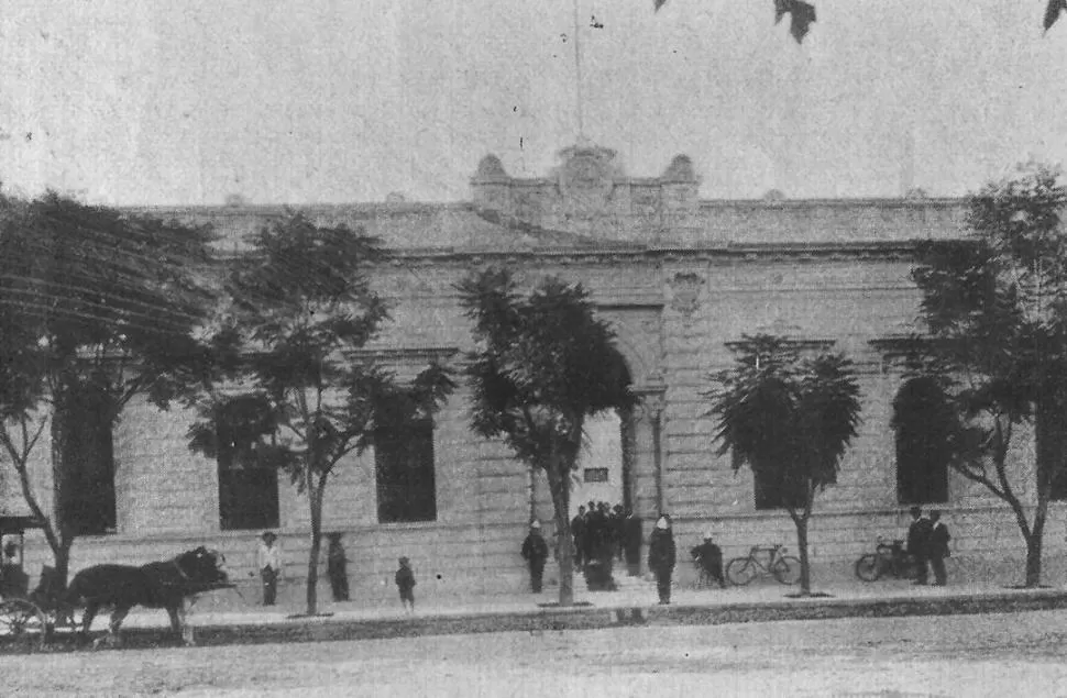 LA CÁRCEL PENITENCIARIA. Portada de ingreso al penal, sobre la avenida Sarmiento, en 1910. 