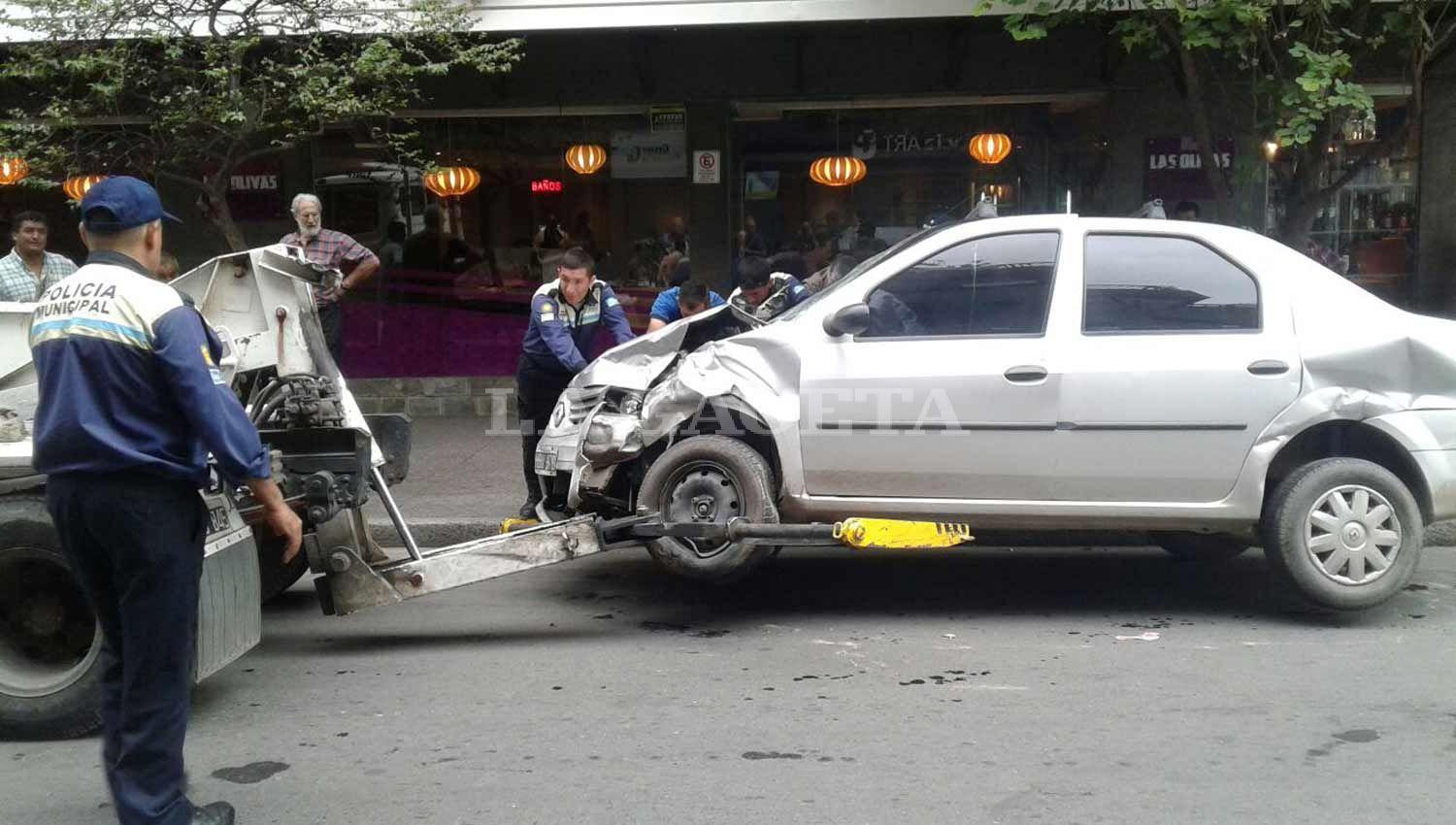 EN CAMIÓN. El Renault Logan fue sacado, minutos antes de las 11, por personal de la Policía Municipal. LA GACETA / FOTO DE FRANCO VERA VÍA MÓVIL