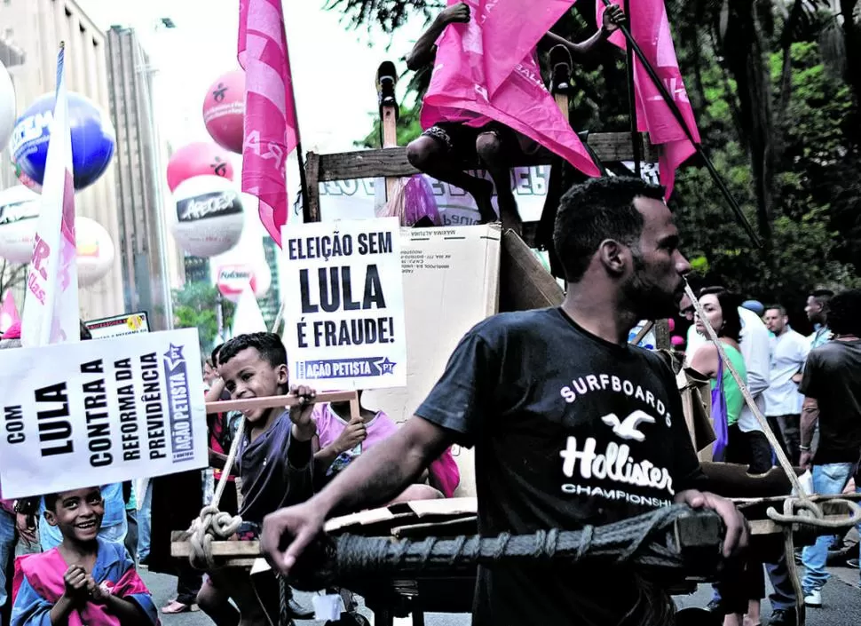 APOYO. “Las elecciones sin Lula son fraude”, dicen los simpatizantes. reuters 