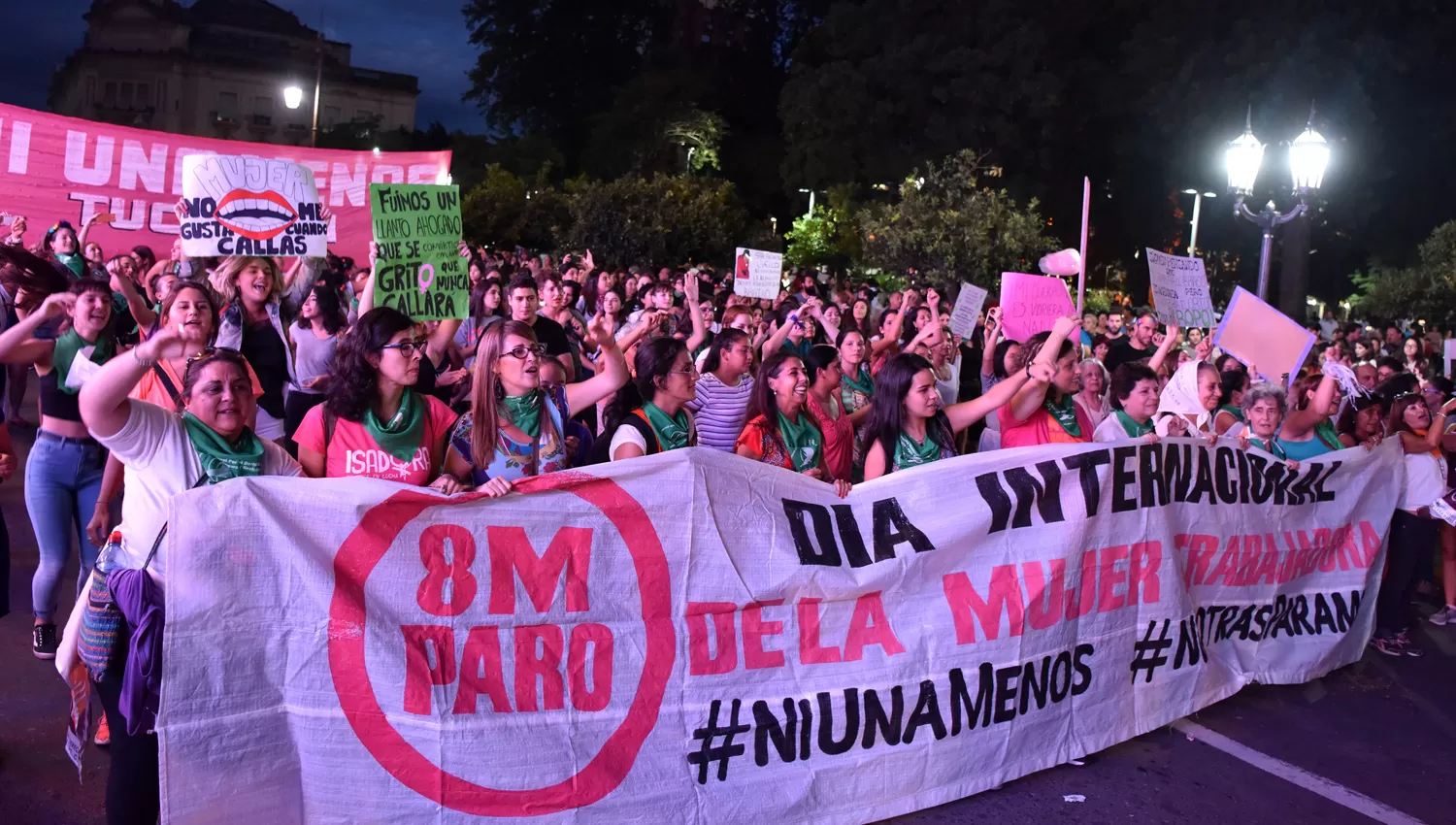 MARCHA DEL #8M-. La plaza Independencia se copó de mujeres. LA GACETA / INÉS QUINTEROS ORIO 
