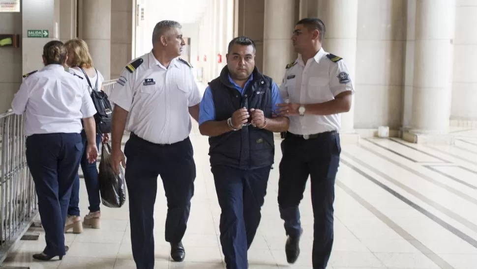 EN SIGNO DE PROTESTA. Jorge Giménez mostró las manos esposadas cuando era trasladado por los policías. la gaceta / foto de jorge olmos sgrosso